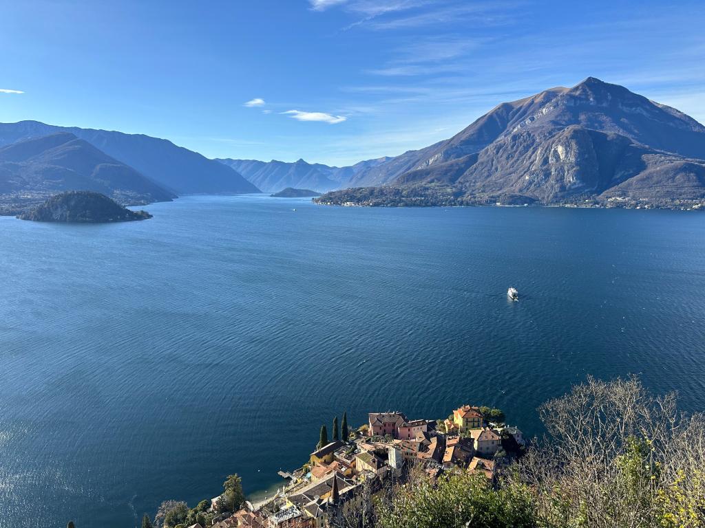 Lake Como with mountains and houses