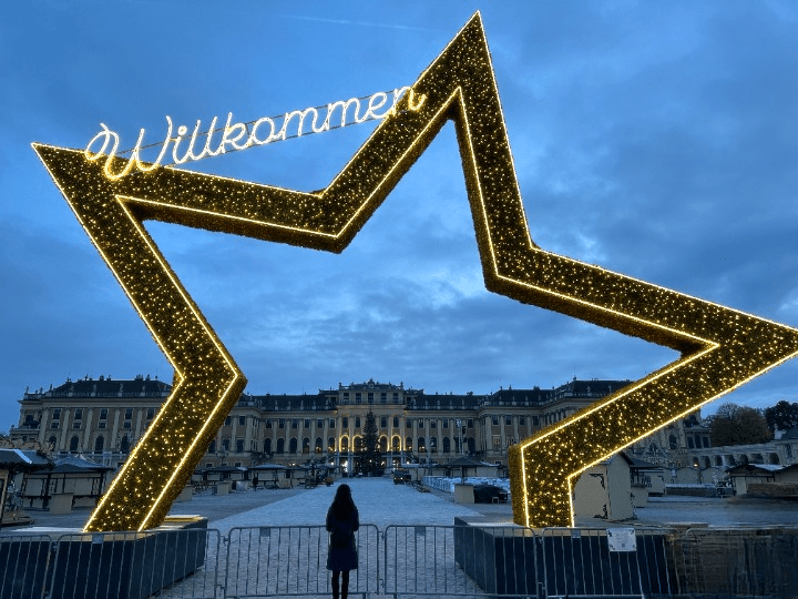 Welcome sign in star shape at Schönbrunn Palace