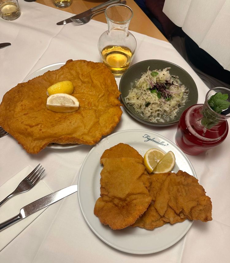 Pork schnitzel on the left and veal schnitzel on the right from Figlmüller – Restaurant Bäckerstraße