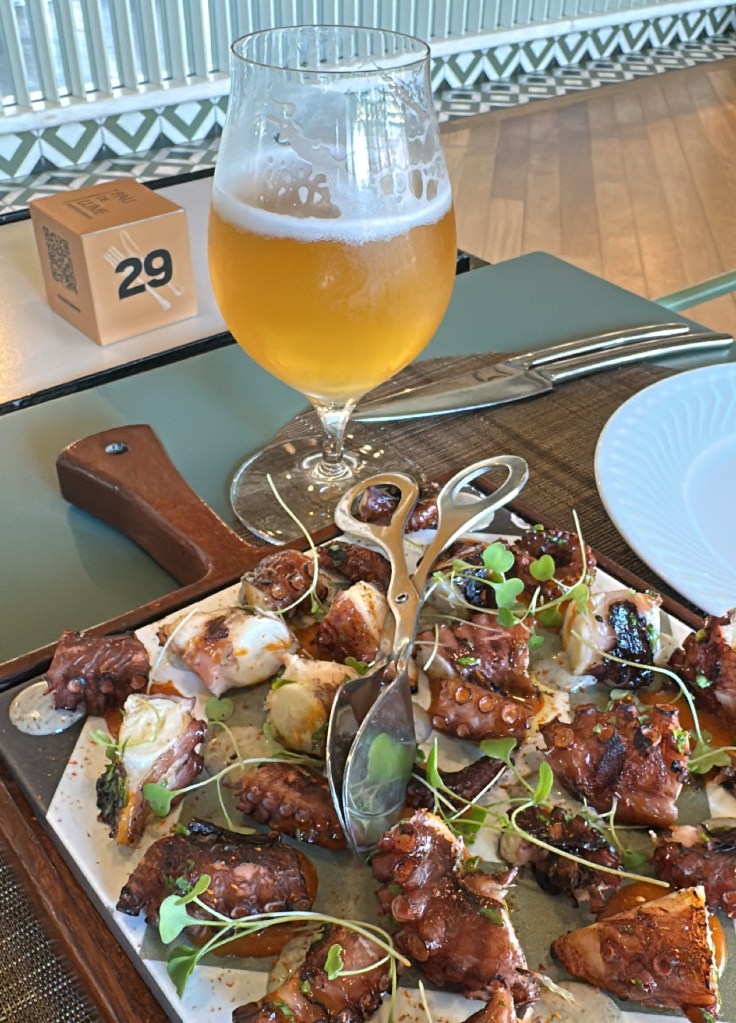 Octopus and beer at Pau de Lume