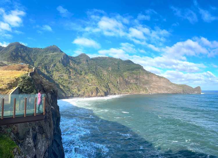 Coastal views at Miradouro do Guindaste