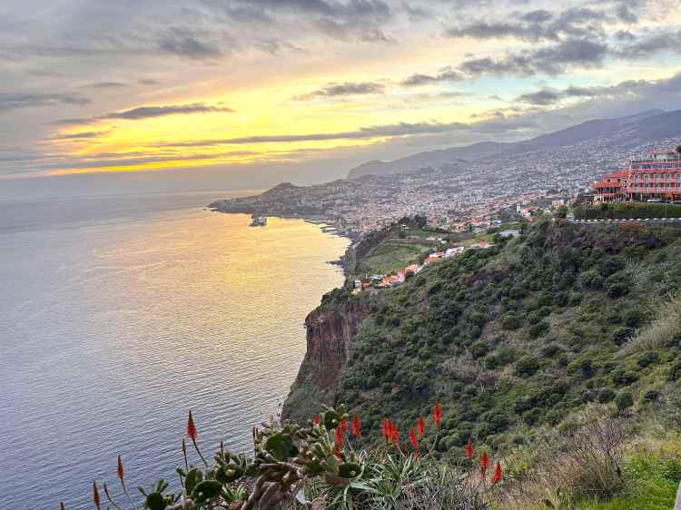 Miradouro do Pináculo - coastal view of downtown Funchal