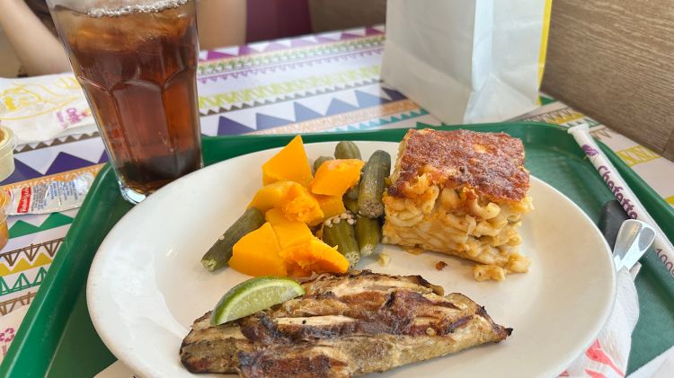 Mahi Mahi fish plate with vegetables and mac and cheese at BBQ Barn