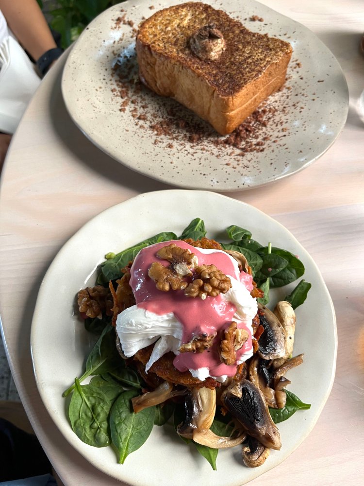 Poached eggs with spinach and mushrooms and French toast at Elephant Shoe